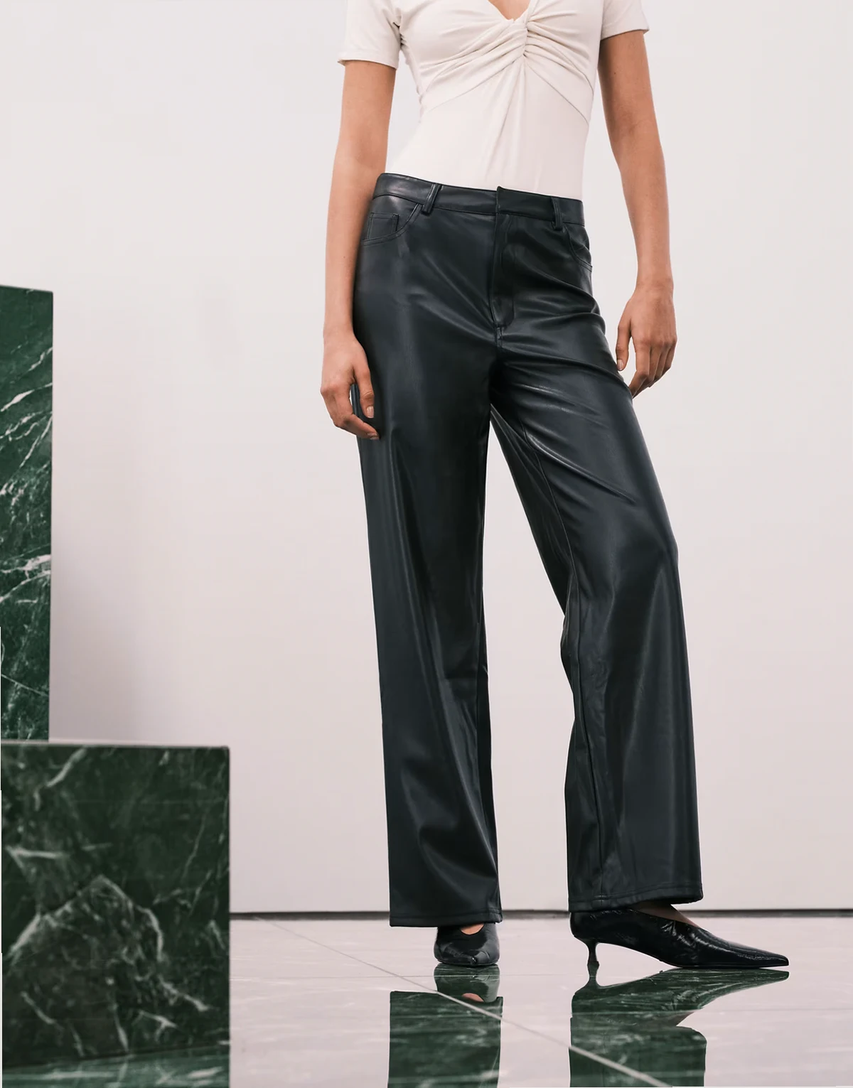 – Juicy – Hose aus schwarzem Kunstleder mit weitem Bein
