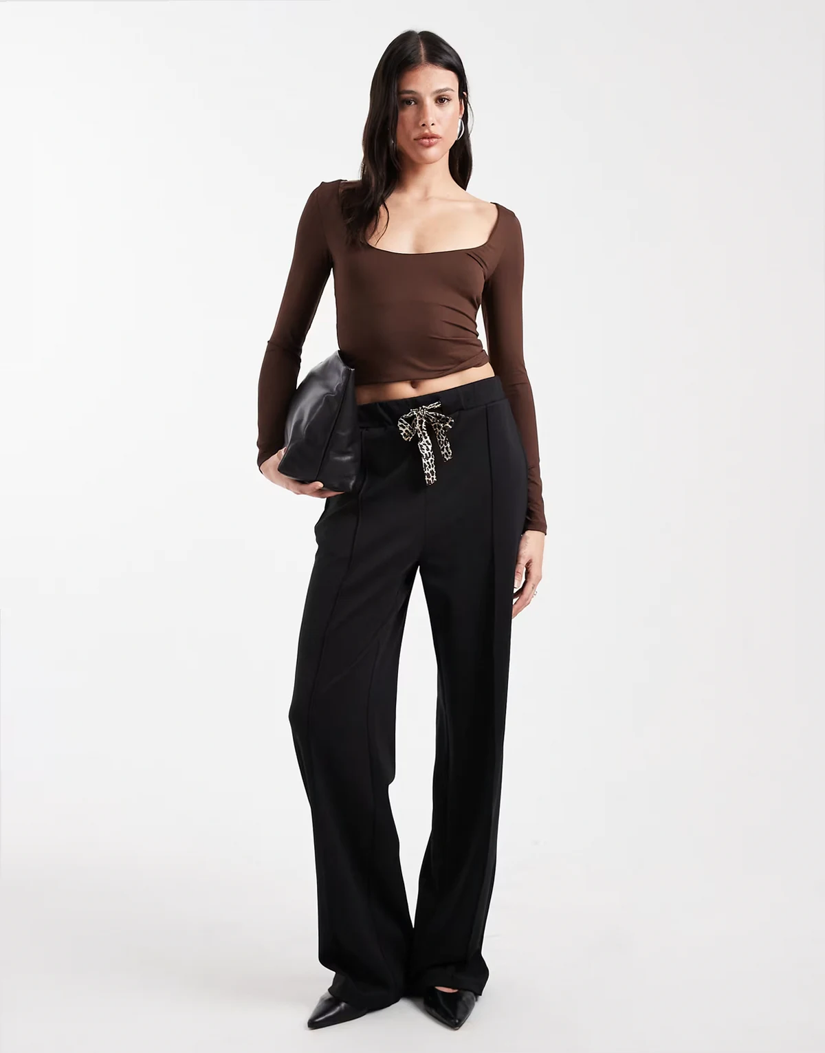 – Czarne spodnie z kokardką w pasie i wzorem w cętki