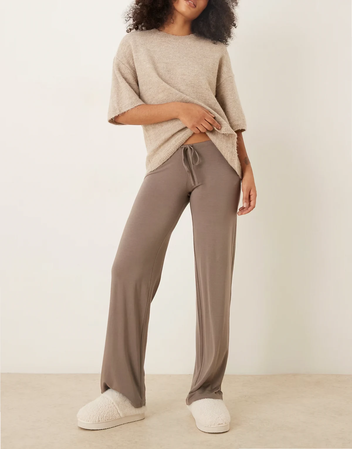 – Loungewear-Hose in Braun mit niedrigem Bund