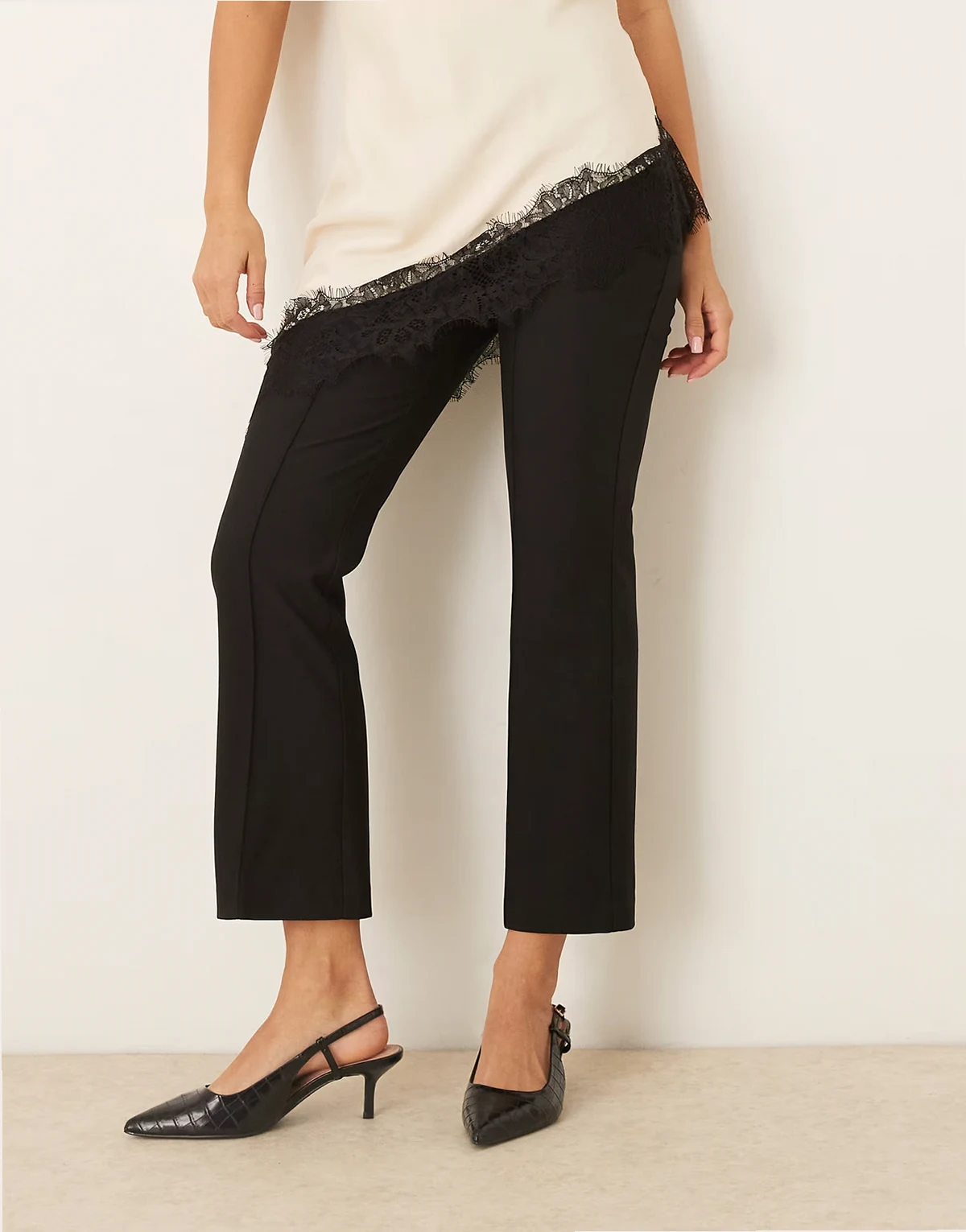 – Elegante, ausgestellte Hose in Schwarz