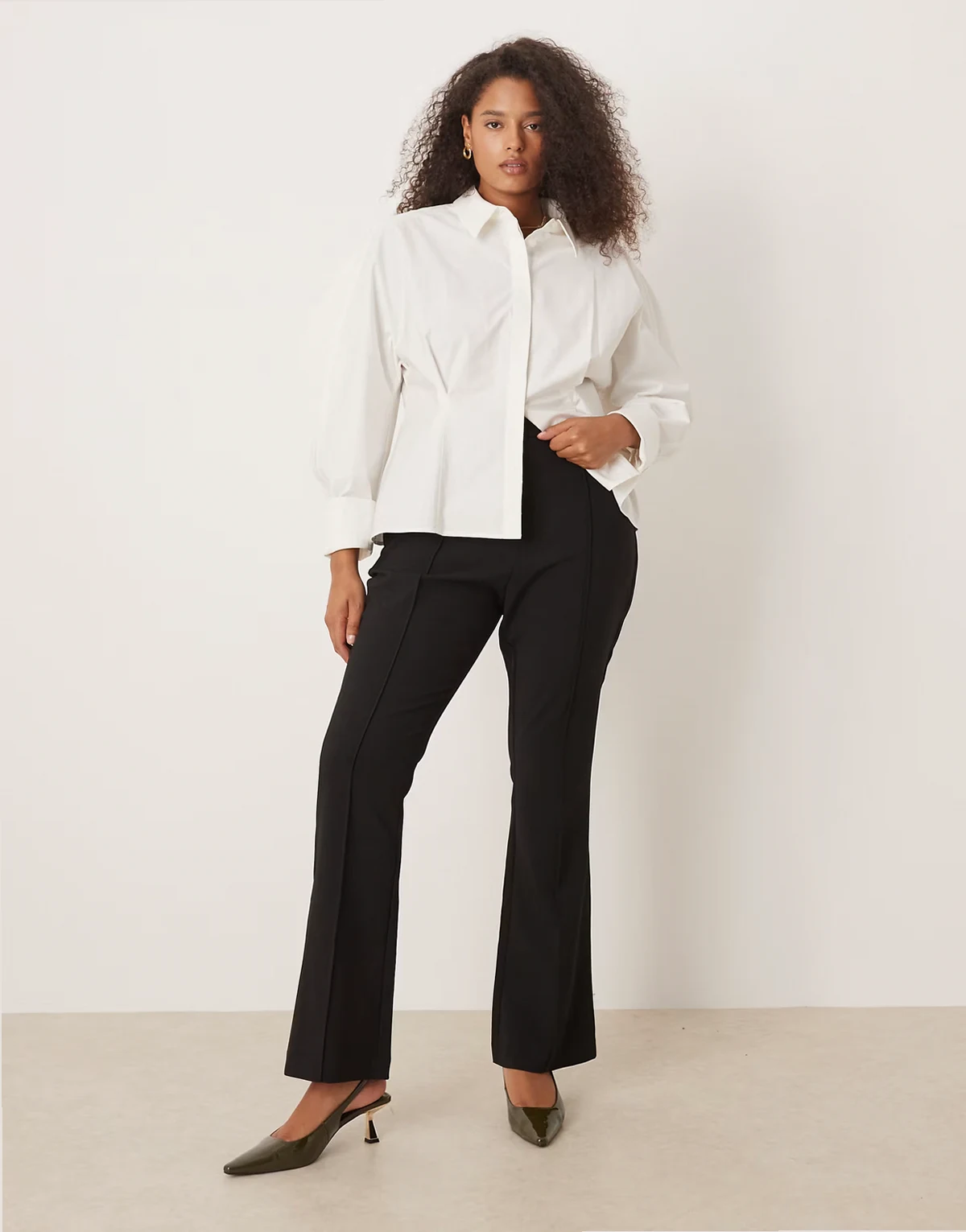 ASOS DESIGN Curve – Czarne eleganckie spodnie z rozszerzanymi nogawkami