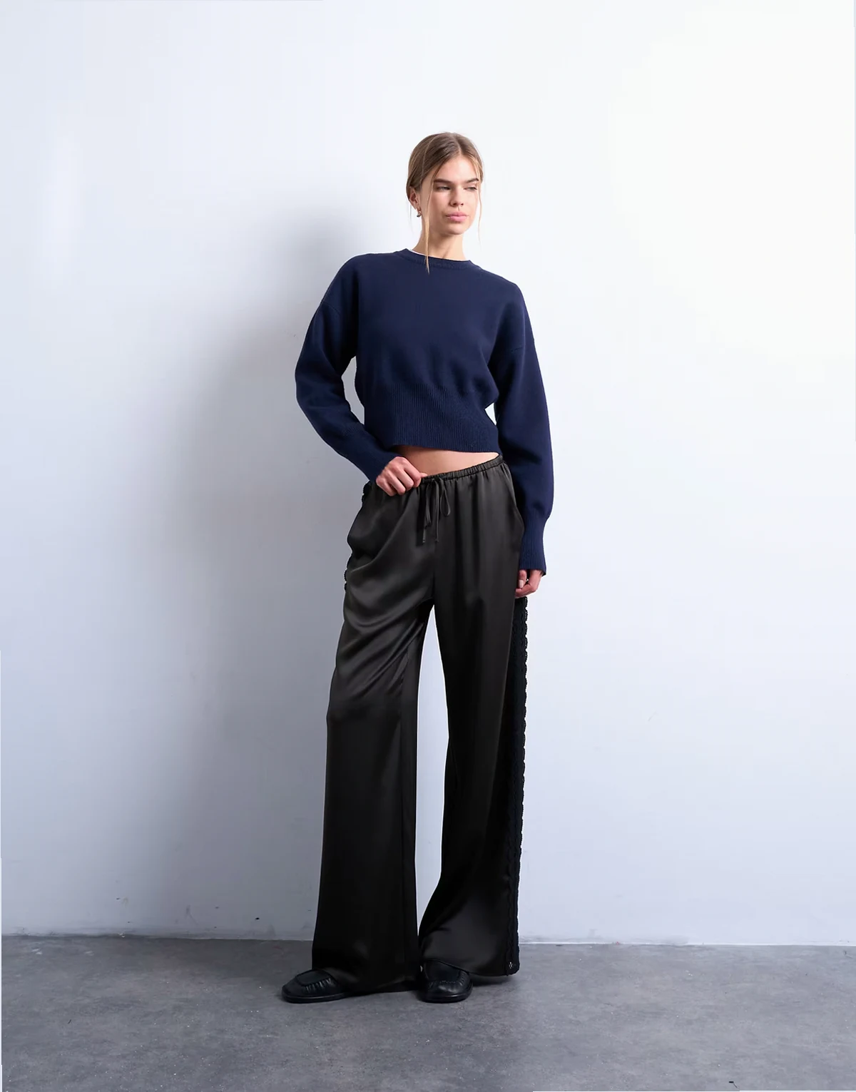 – Hose aus Satin in Braun mit Spitzeneinsatz