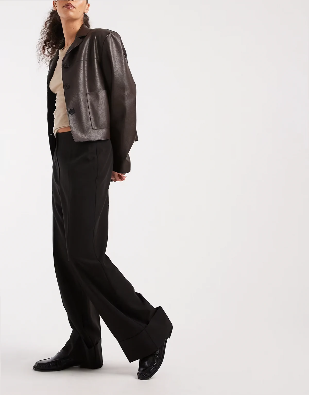 – Elegante Hose in Schwarz mit Ziernaht, weitem Bein und umgeschlagenem Saum