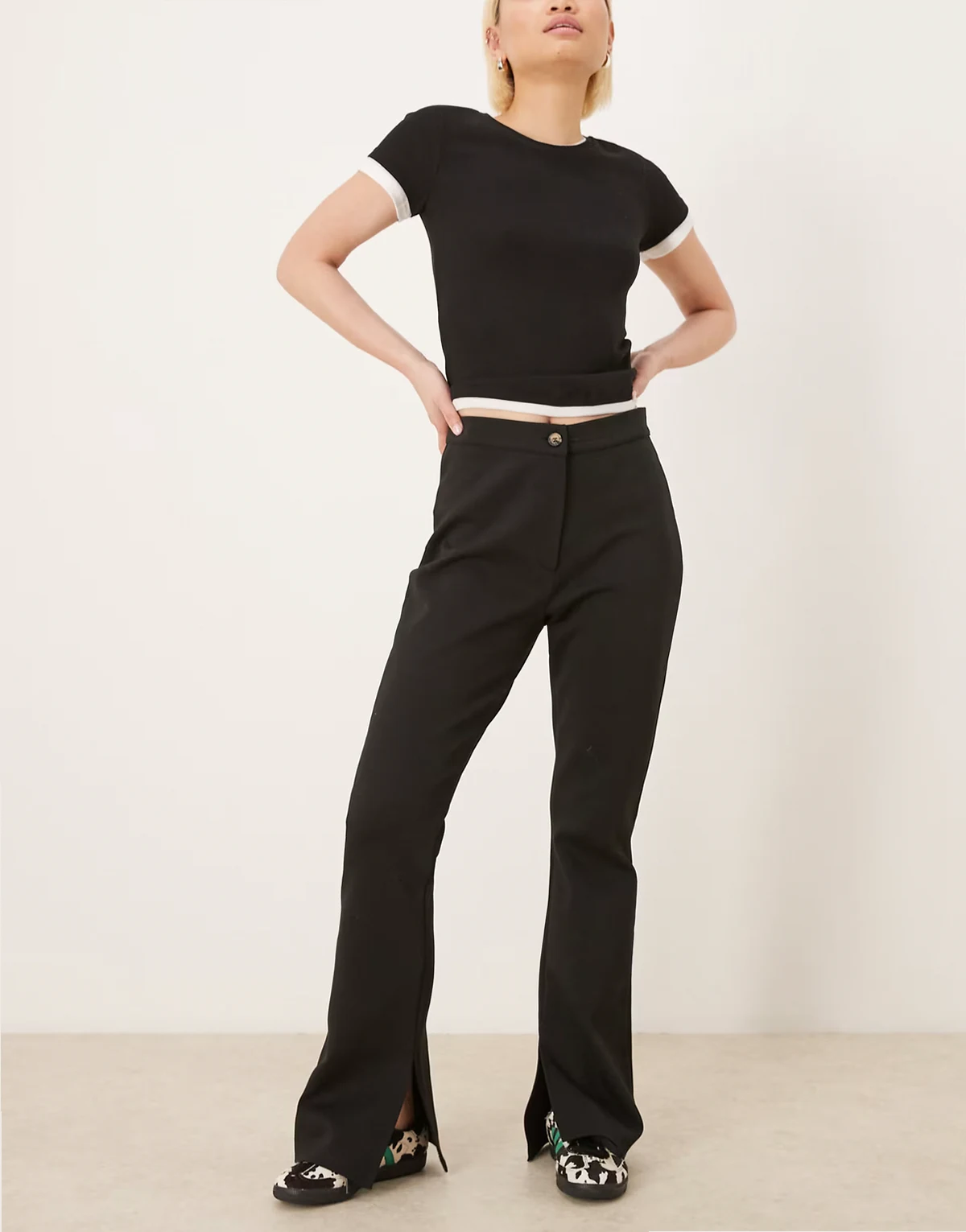 – Schwere Leggings in Schwarz mit Saumschlitzen