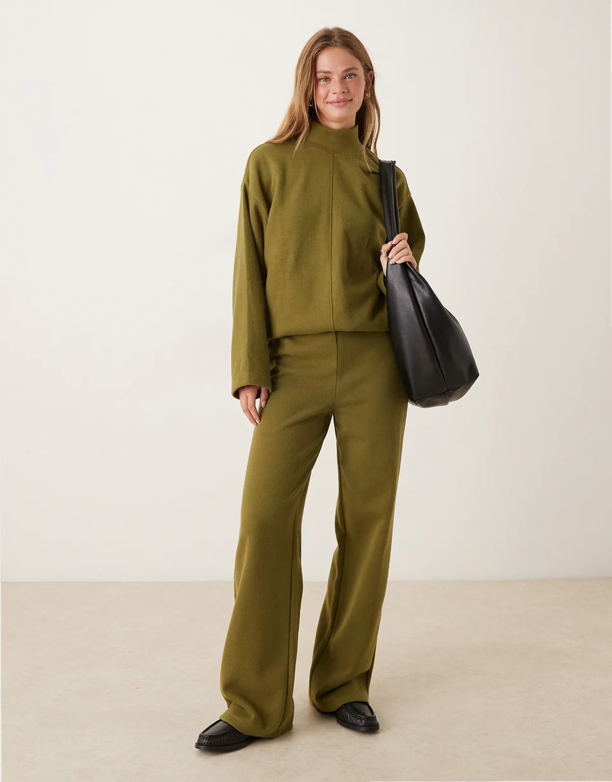 – Superweiche Jogginghose in Khaki mit weitem Bein, Kombiteil