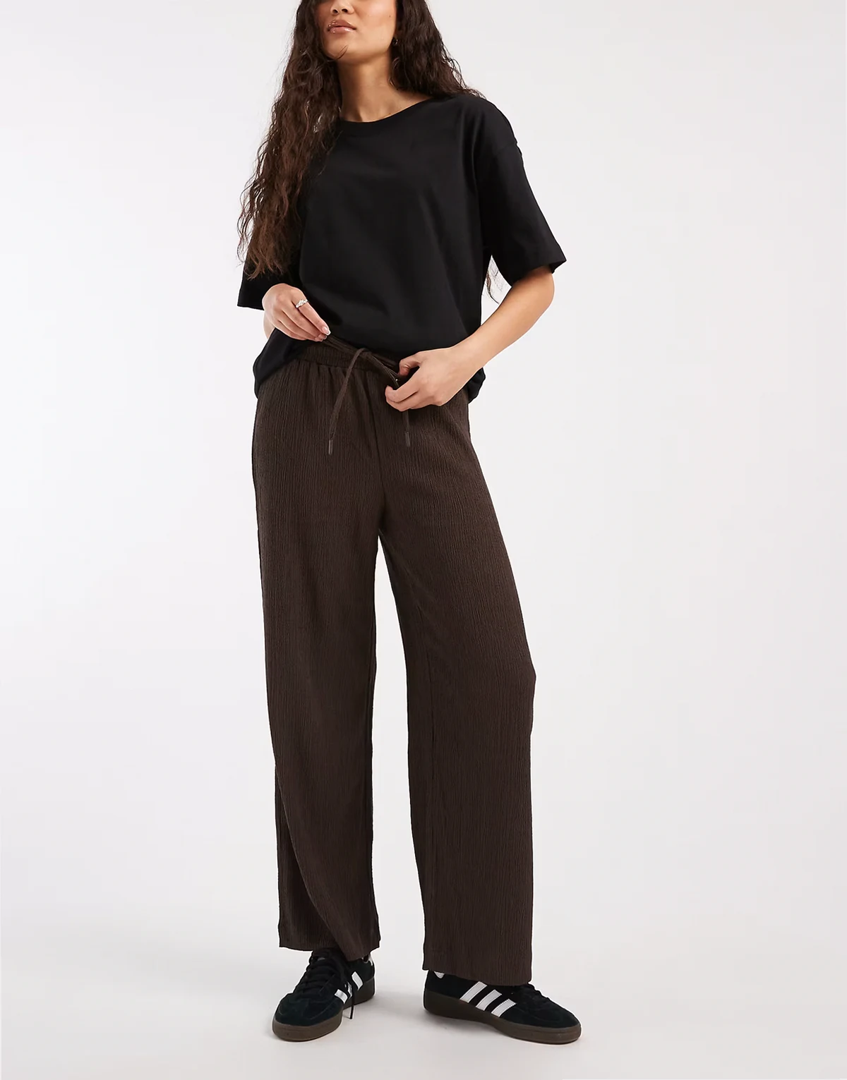 – Plissierte Hose in Braun mit weitem Bein