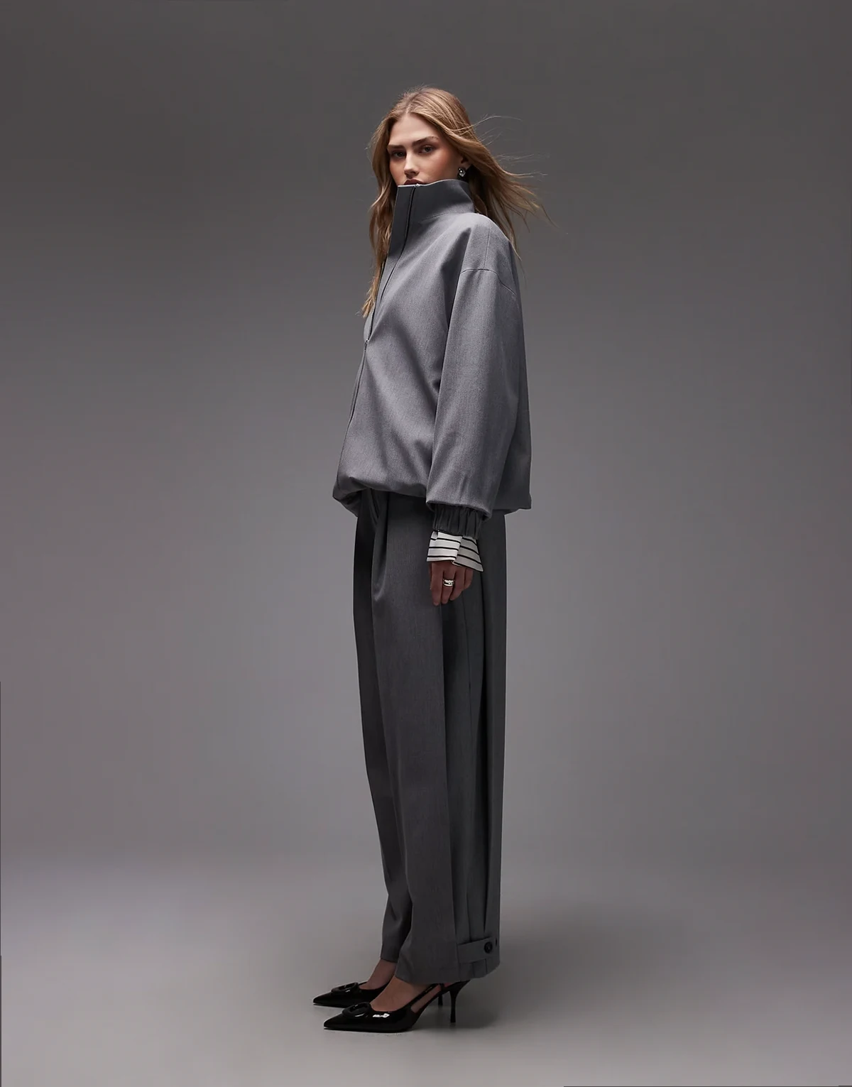 – Elegante Hose in Anthrazit mit seitlicher Bundfalte