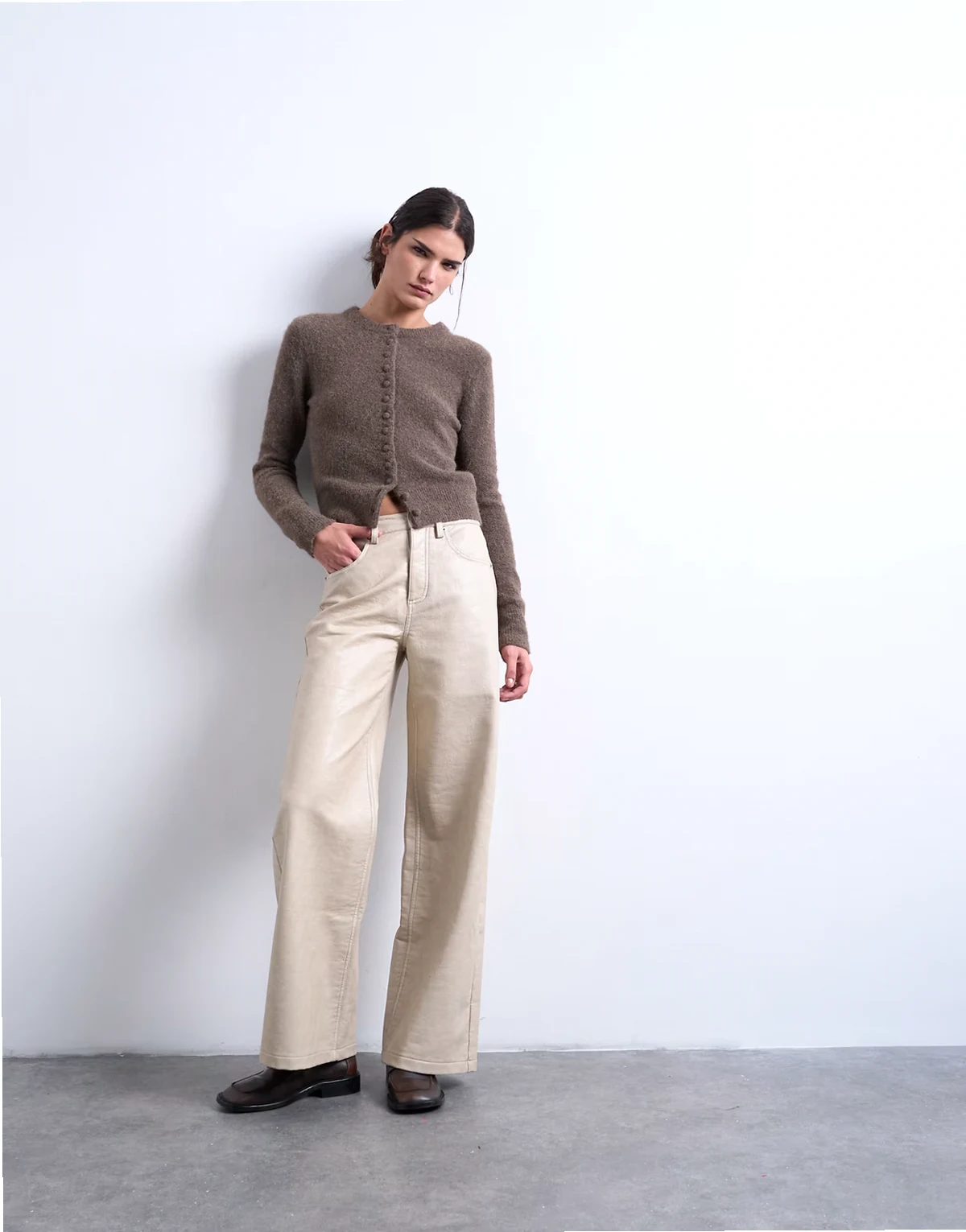 – A-Linien-Hose aus Kunstleder in Ecru