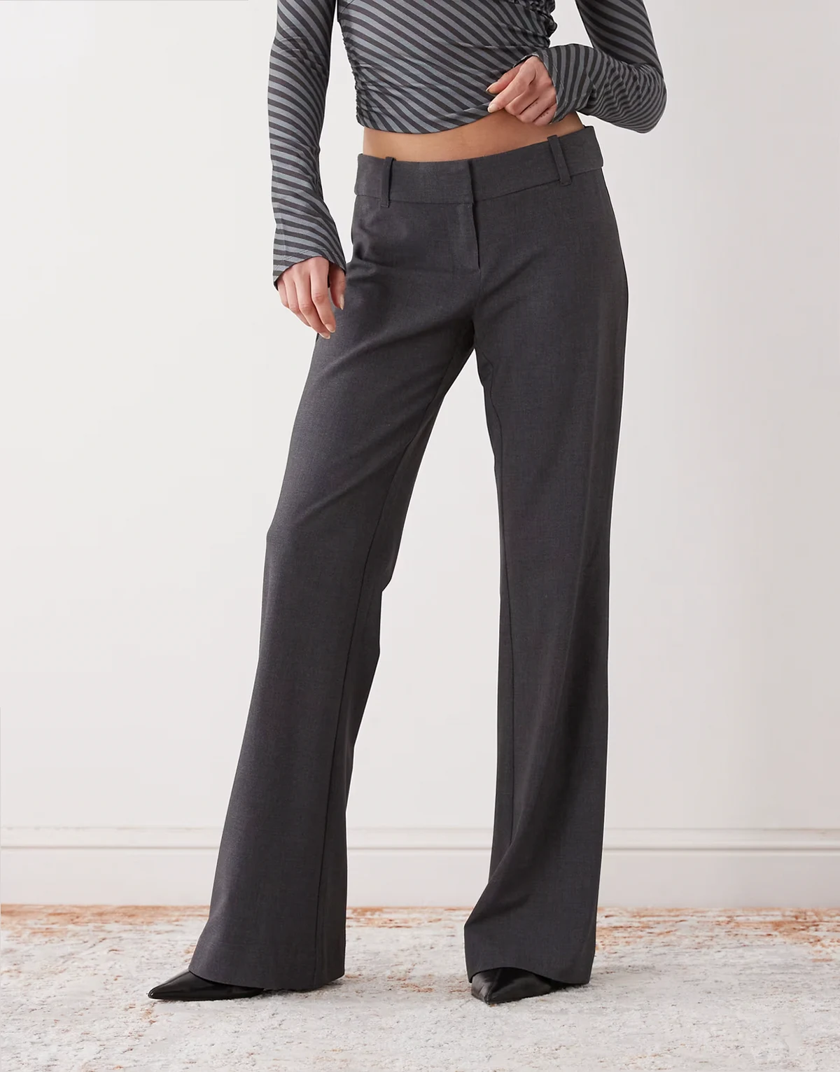 – Elegante Hose in meliertem Dunkelgrau mit ausgestelltem Bein