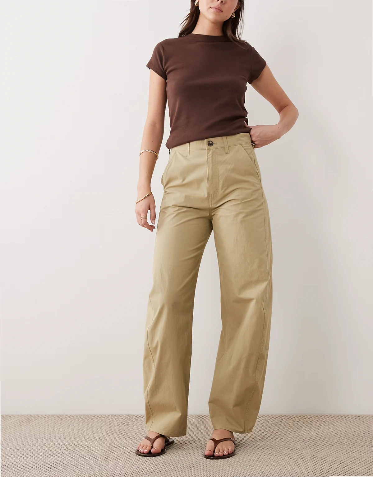 – Hose aus leichter Baumwolle in Beige mit abgerundetem Beinschnitt