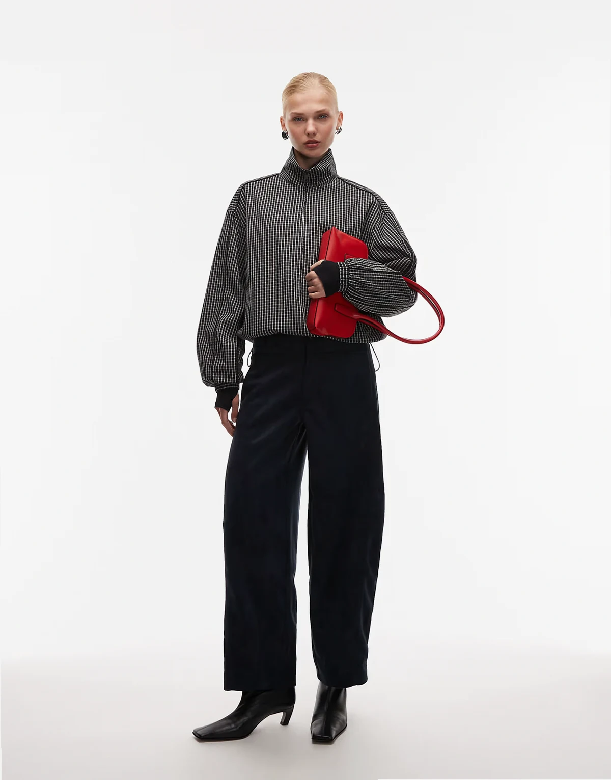– Straight-Hose aus Wildlederimitat in Marineblau mit Ziernaht