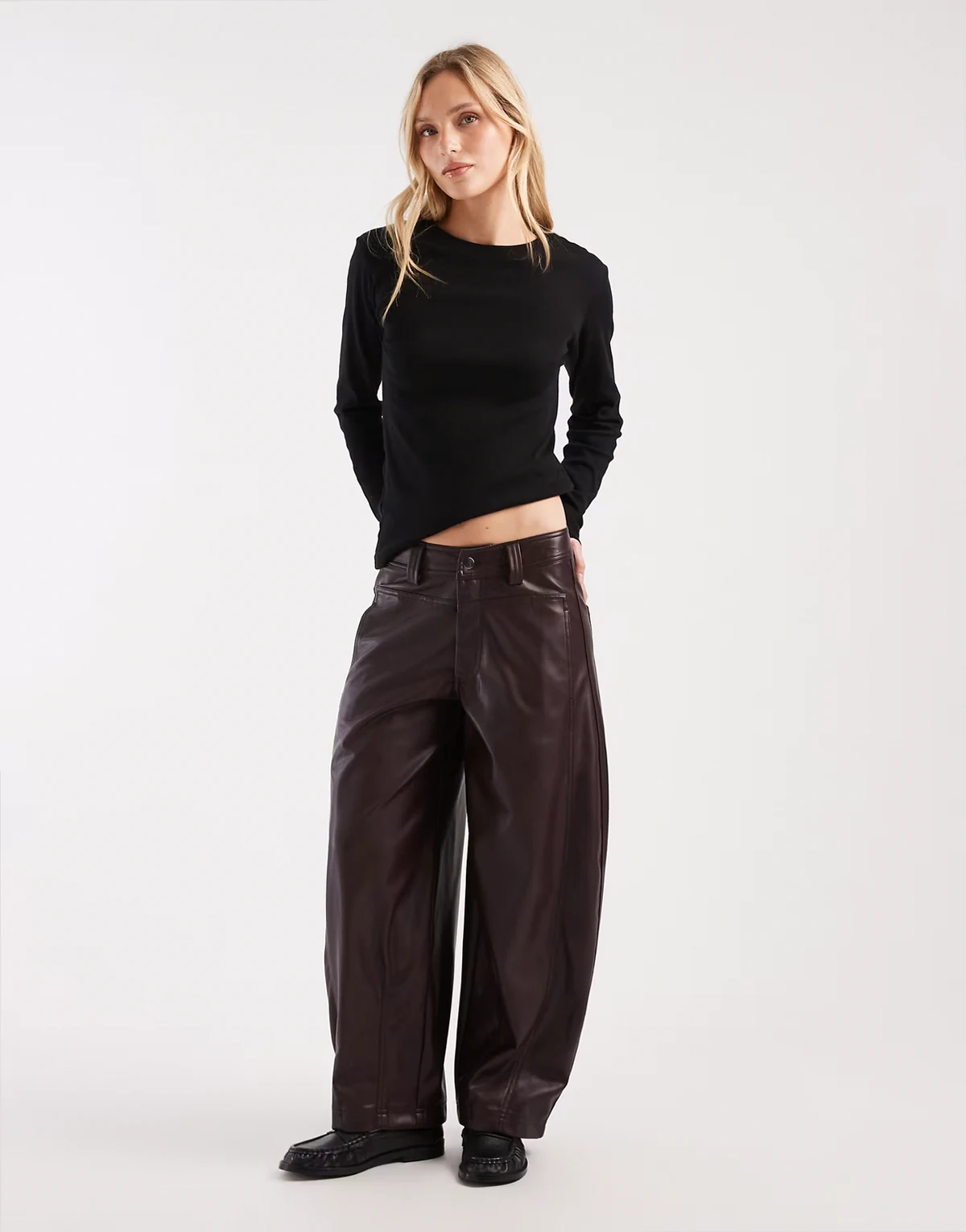 Petite – Hose aus Kunstleder in Pflaume mit abgerundetem Beinschnitt und Ziernaht