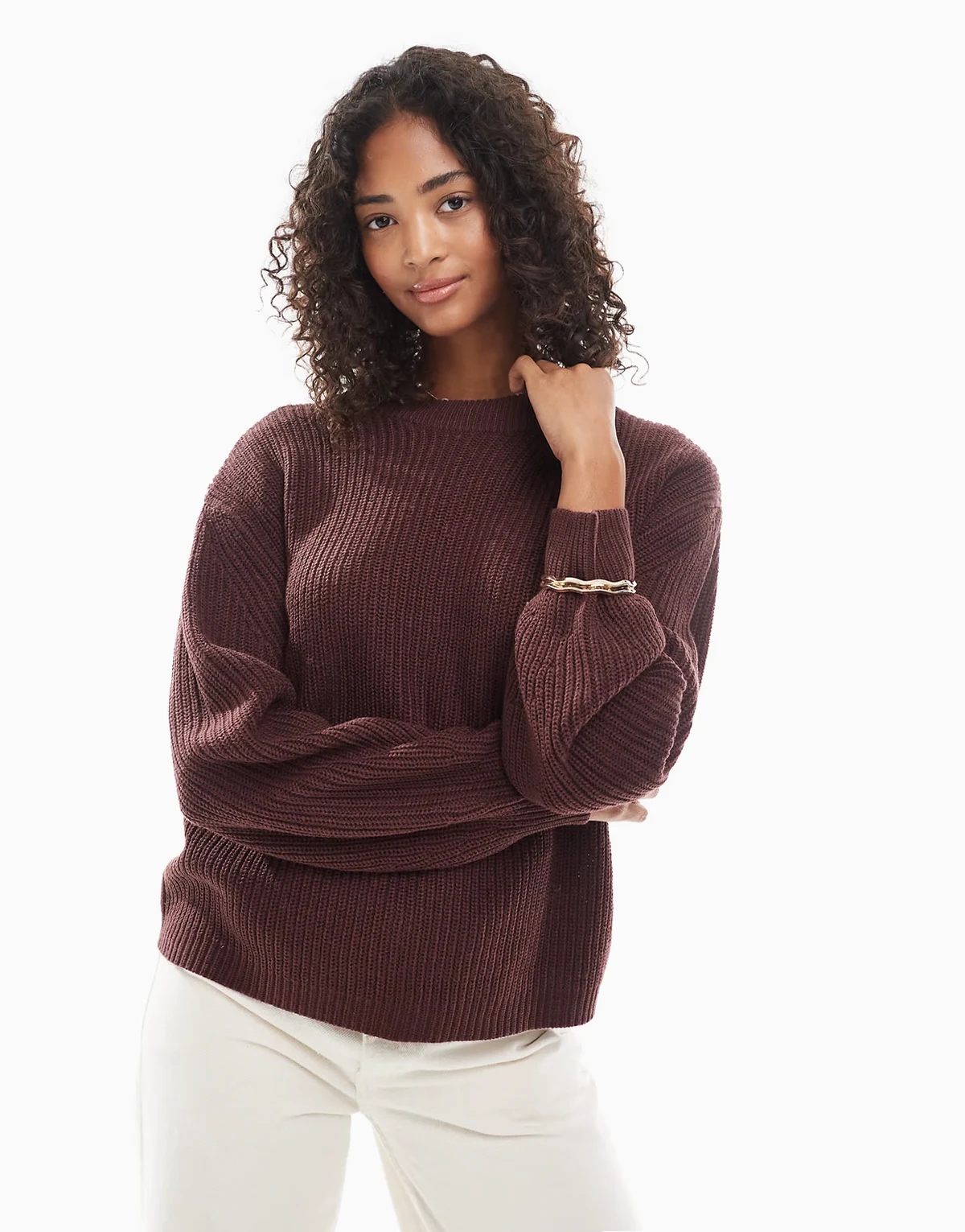 – Gerippter Strickpullover in Schokobraun mit Rundhalsausschnitt
