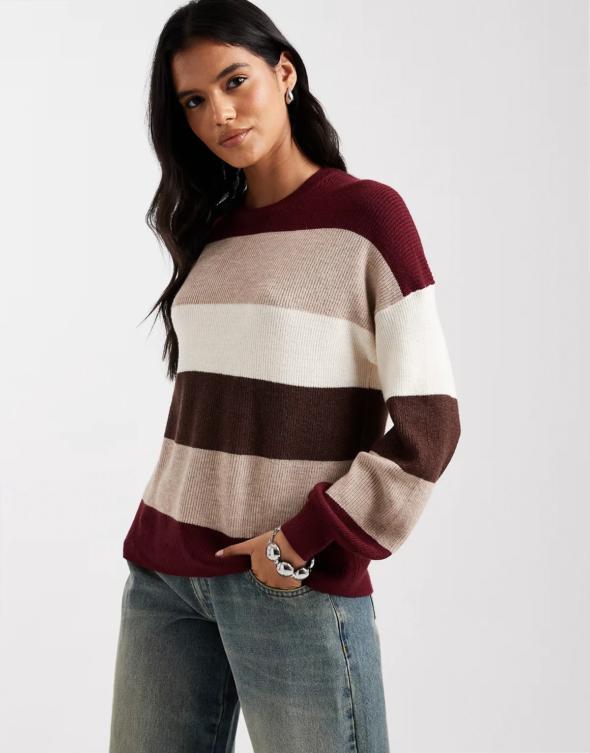 – Strickpullover in Creme und Burgunderrot gestreift mit überschnittenen Schultern