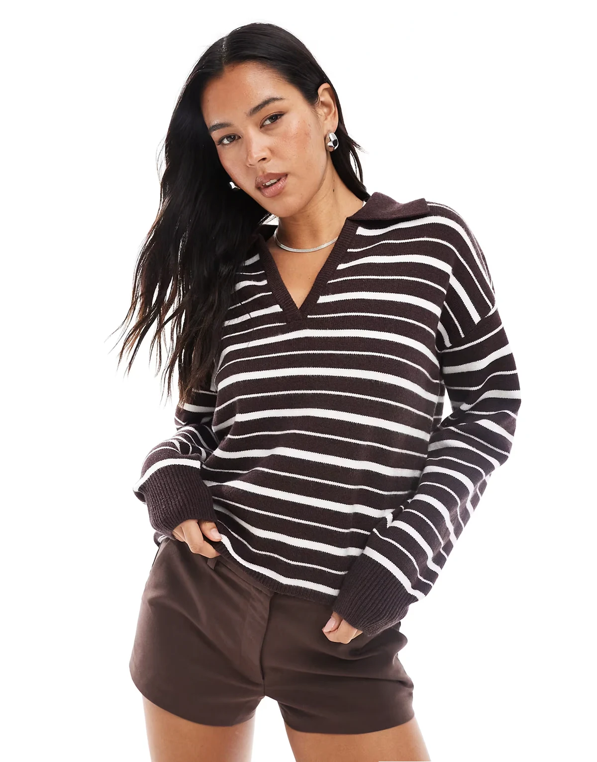 – Dzianinowy sweter z kołnierzem w stylu rugby i dekoltem w kształcie litery V w brązowo-kremowe paski