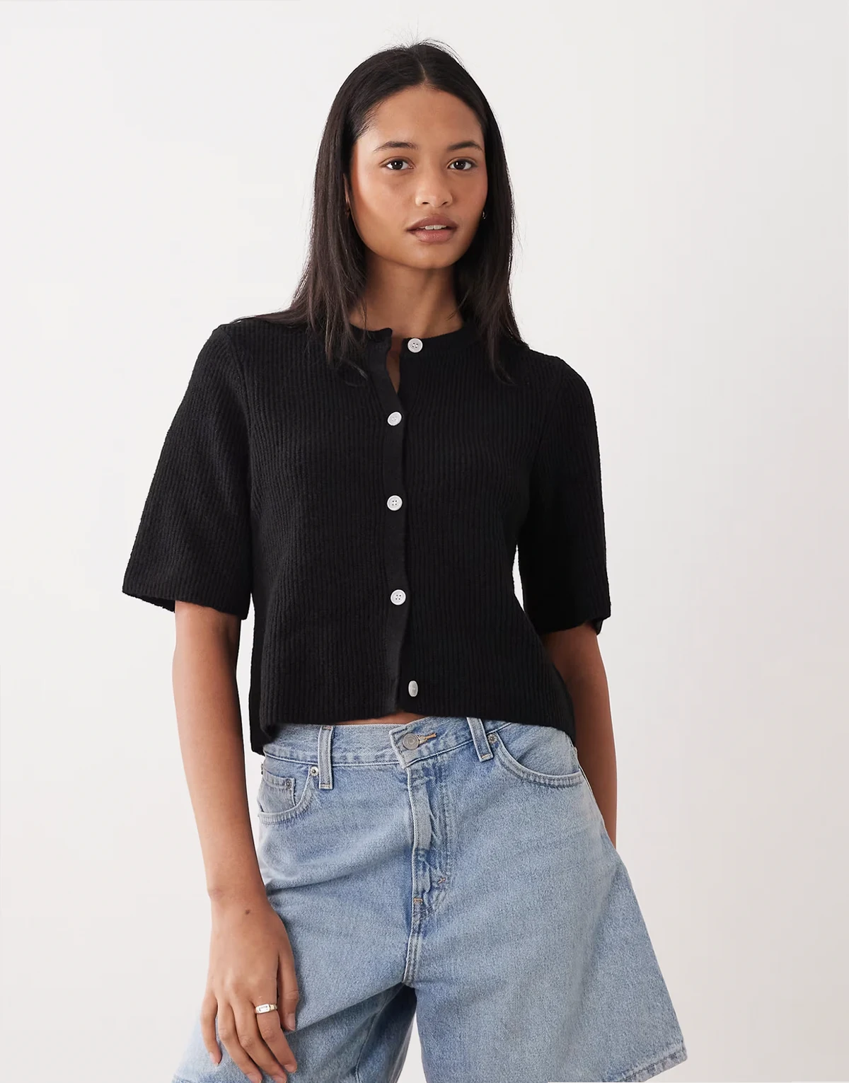 – Czarny kardigan o pudełkowym kroju z krótkimi rękawami