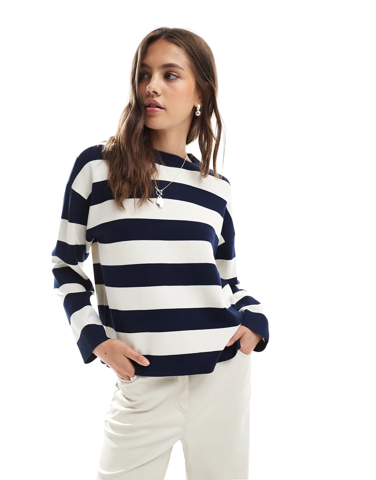 – Strukturierter Oversize-Strickpullover mit Streifen in Marineblau und Cremeweiß