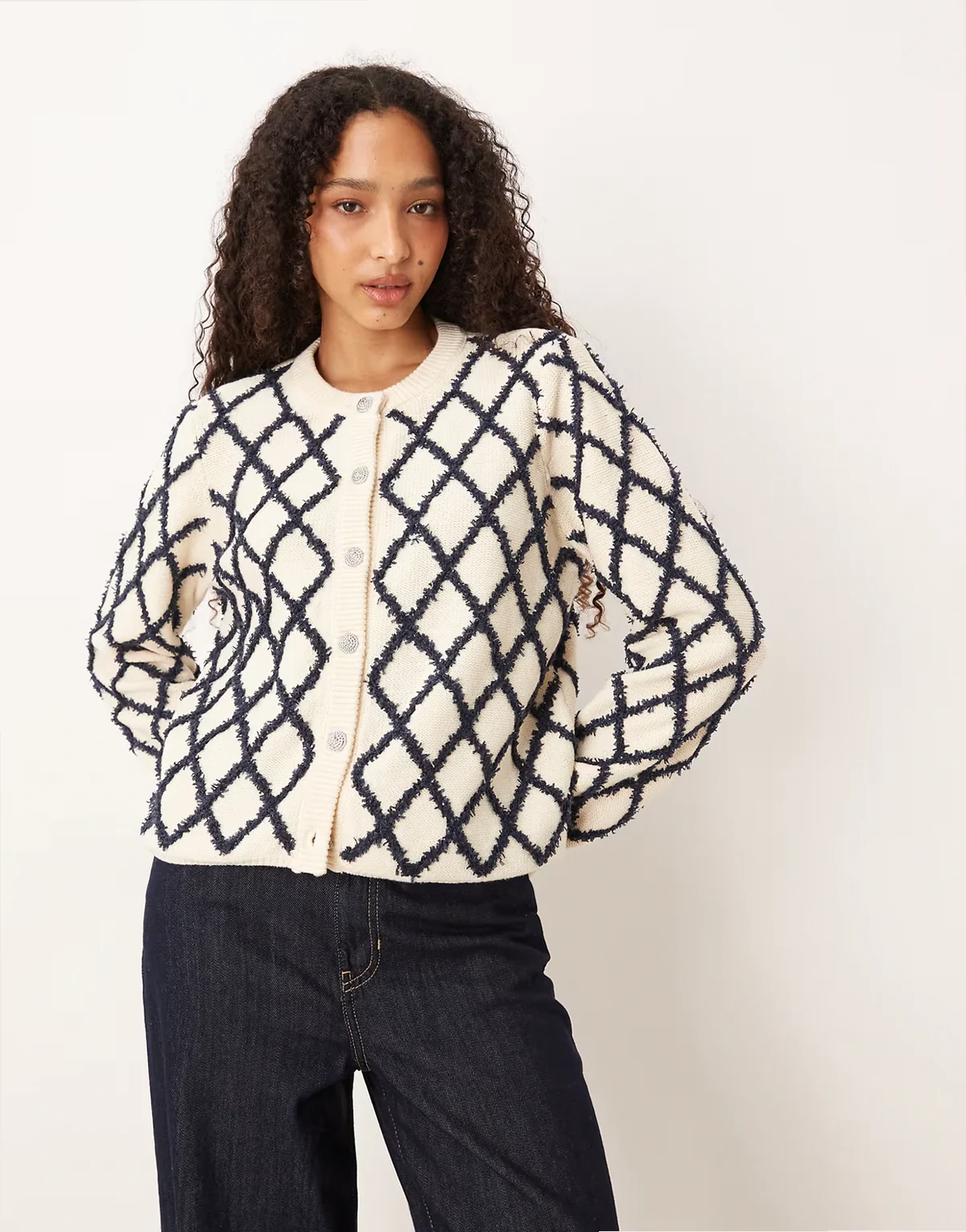 – Pullover in Creme und Marineblau mit flauschiger Struktur