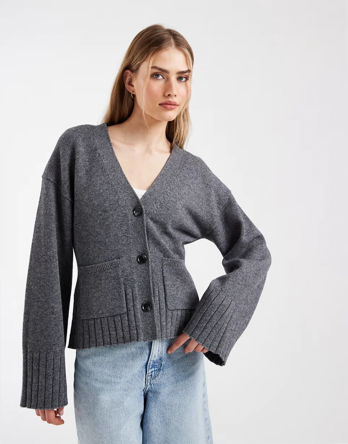 – Strickjacke aus Wollmix in Dunkelgrau mit Taillierung und voluminösen Ärmeln