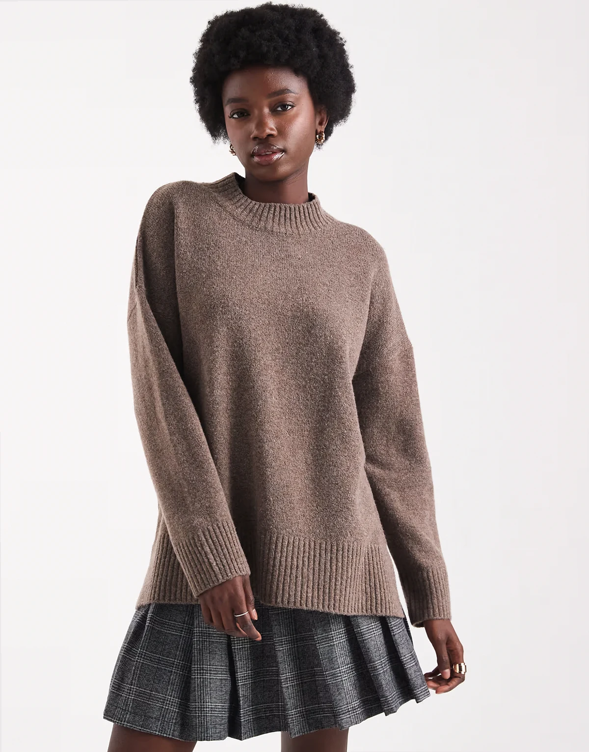 – Hochgeschlossener Oversize-Pullover in Braun