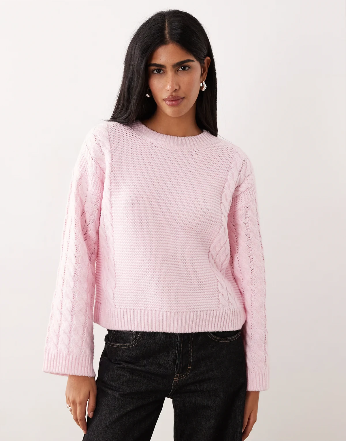 – Grobmaschiger Zopfstrickpullover in Hellrosa