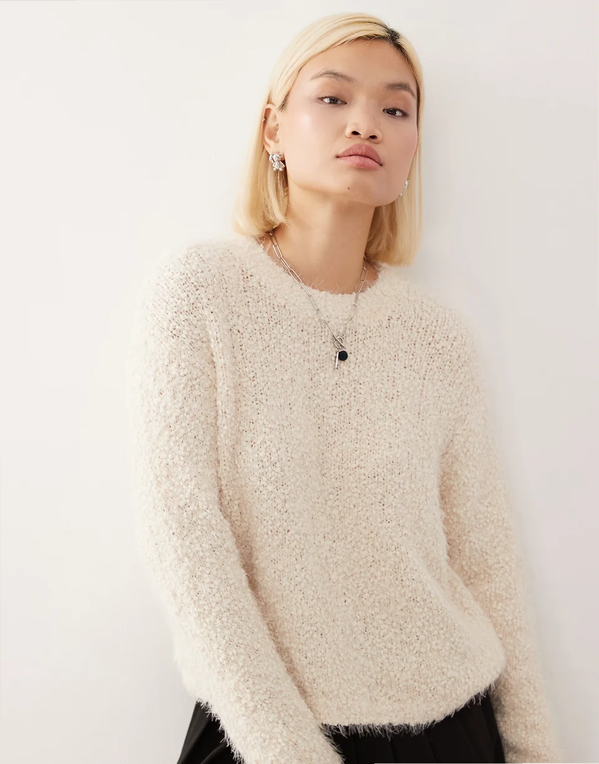 – Flauschiger Strickpullover in Cremeweiß mit Rundhalsausschnitt
