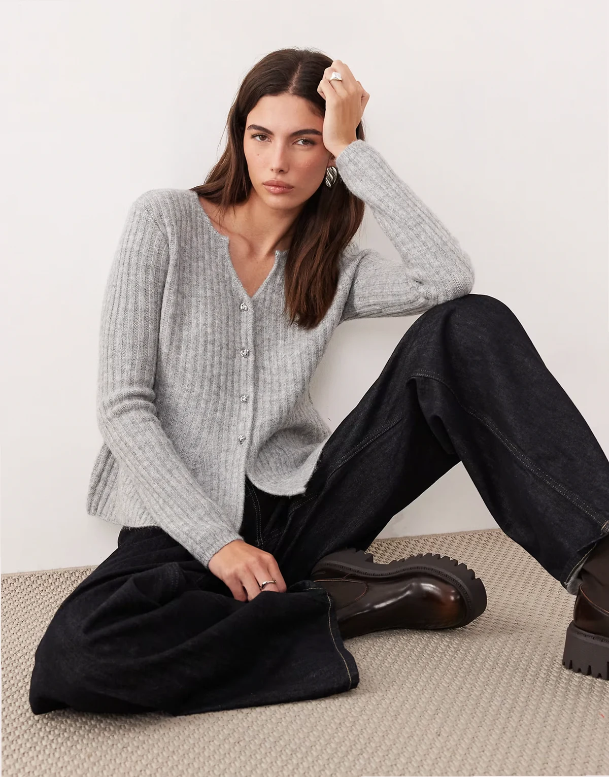 – Strukturierte Strickjacke in Hellgrau meliert mit Schößchensaum