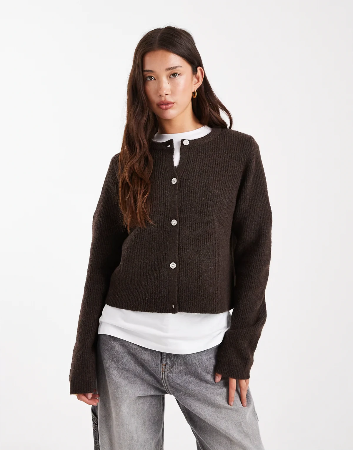 – Czekoladowobrązowy miękki dzianinowy kardigan z długim rękawem