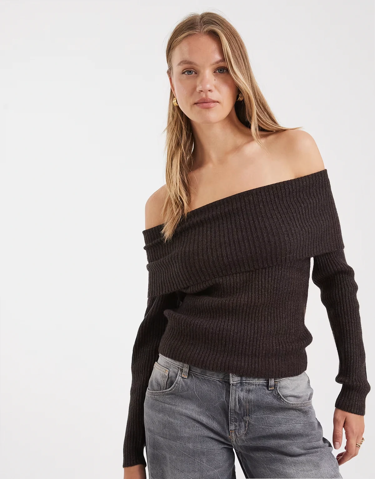 – Schulterfreier Strickpullover in Schokobraun