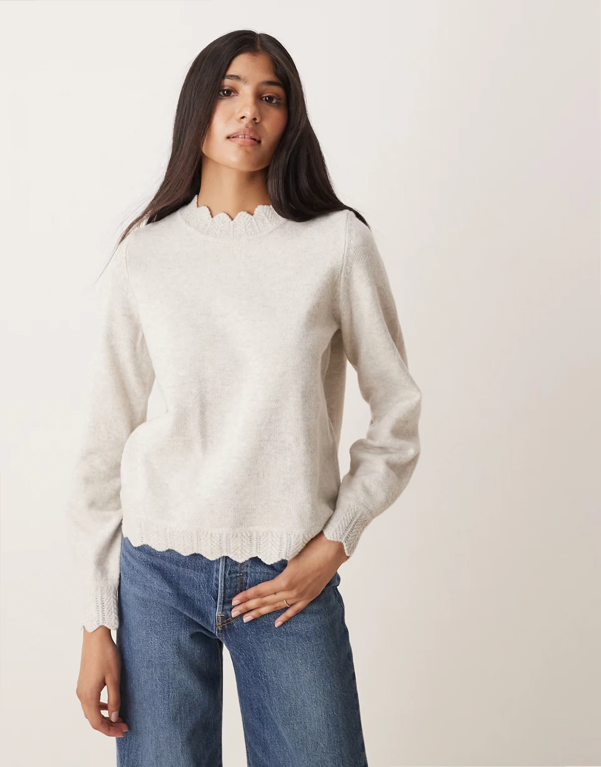 – Strickpullover in meliertem Naturton aus superleichtem Material mit Muschelsaum