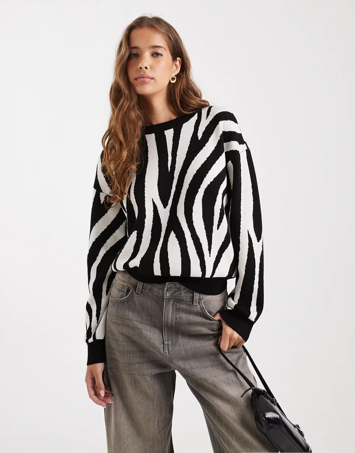 – Jacquard-Strickpullover mit O-Ausschnitt in Schwarz und Creme mit Zebramuster