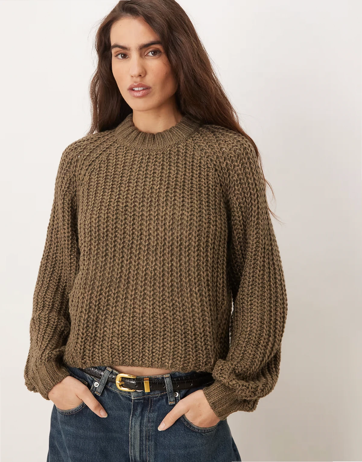 – Brązowy gruby sweter dzianinowy z okrągłym dekoltem