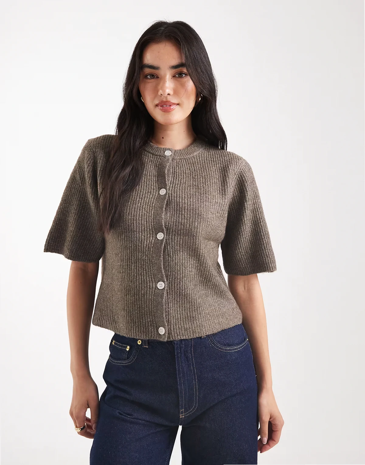 – Brązowy kardigan o pudełkowym kroju z krótkimi rękawami