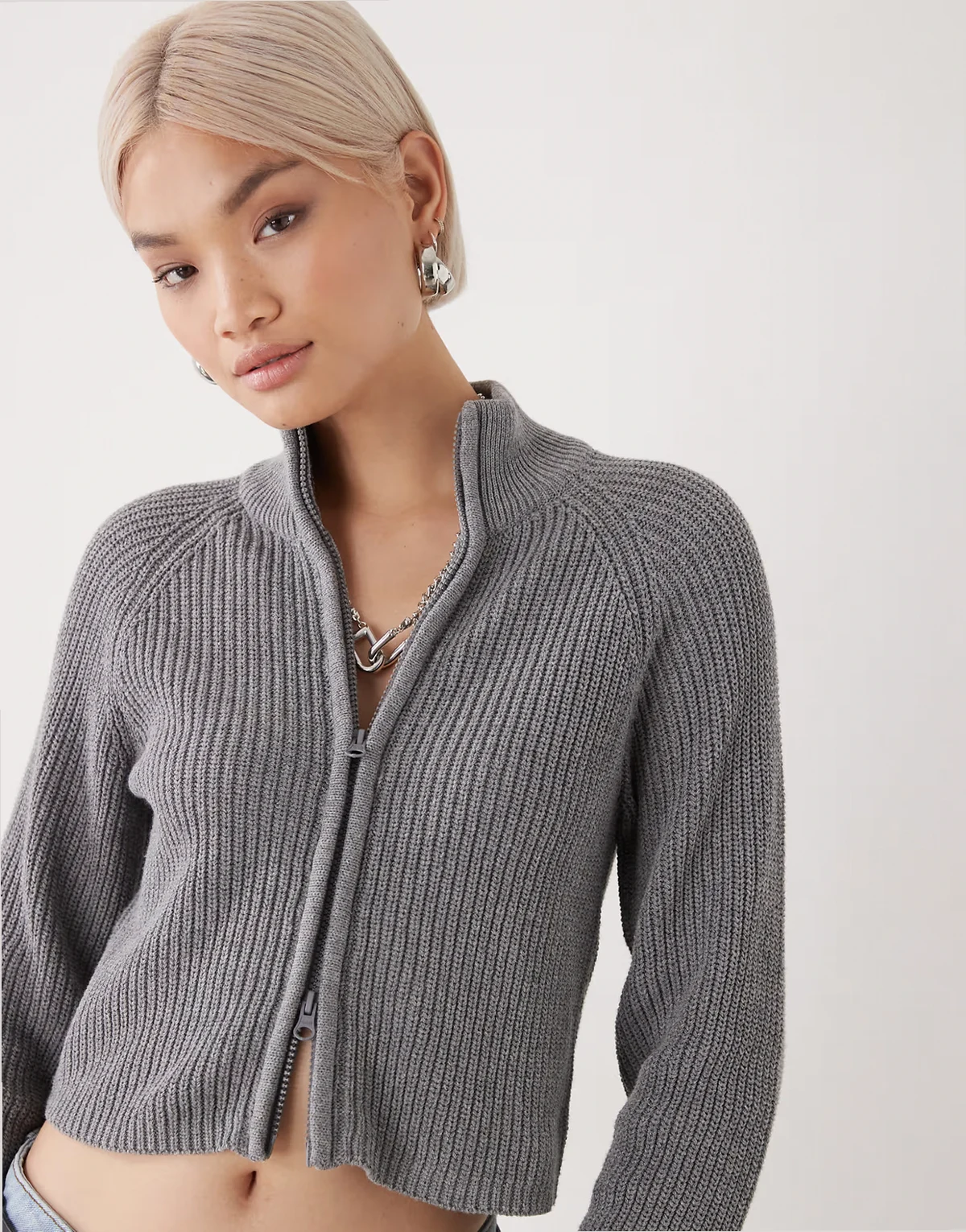 – Hochgeschlossene Strickjacke in Mittelgrau mit durchgehendem Reißverschluss