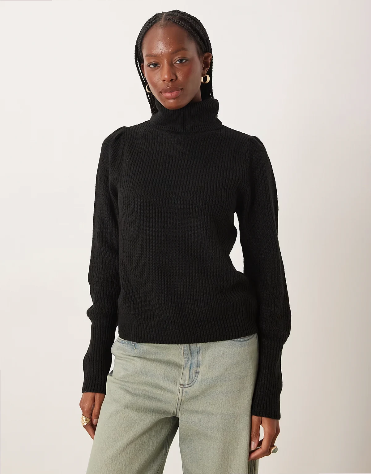 – Hochgeschlossener Strickpullover in Schwarz mit Ärmeldetails