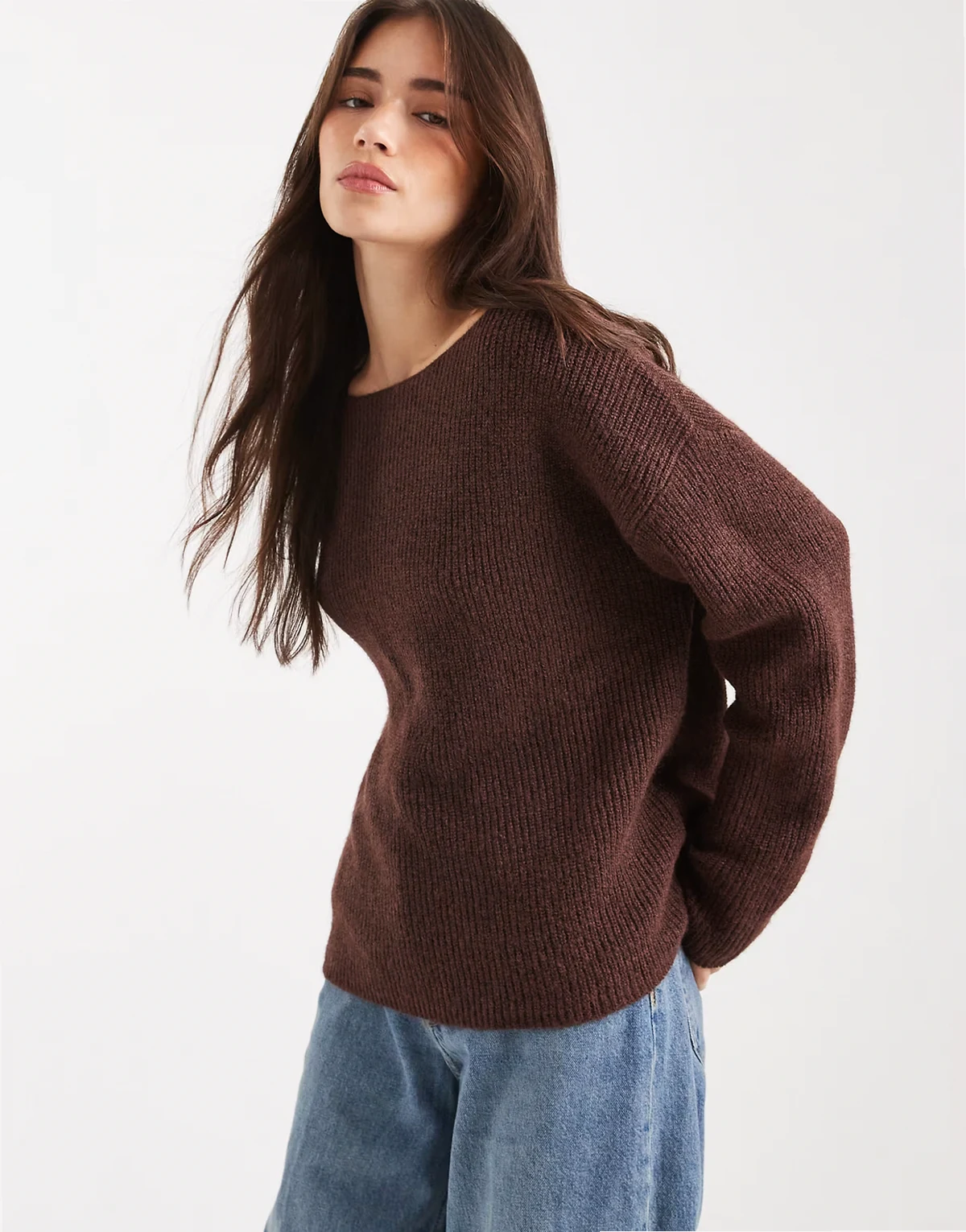 – Schulterfreier, lockerer Pullover in Schokobraun