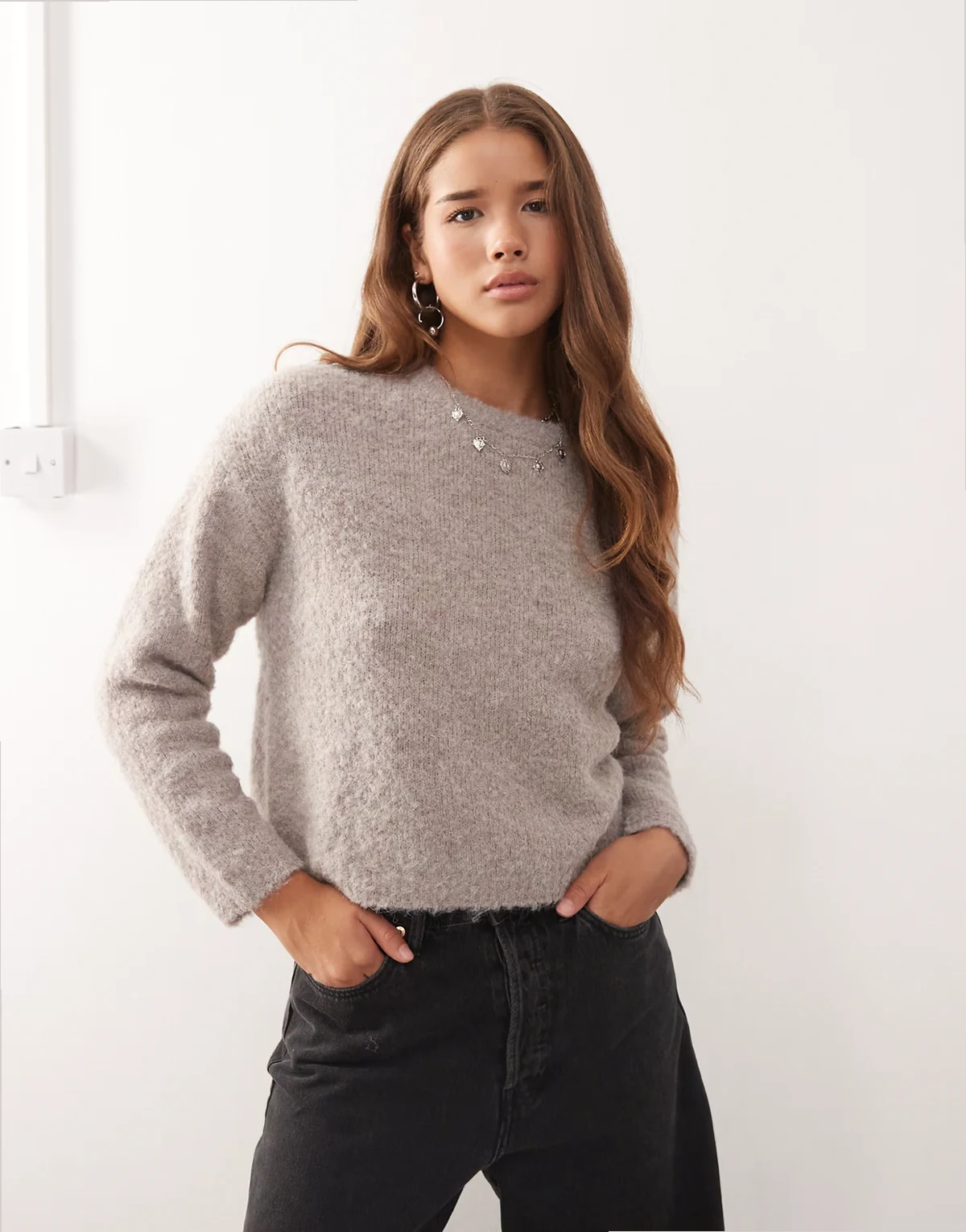 – Lockerer Strickpullover in Taupe mit Rundhalsausschnitt