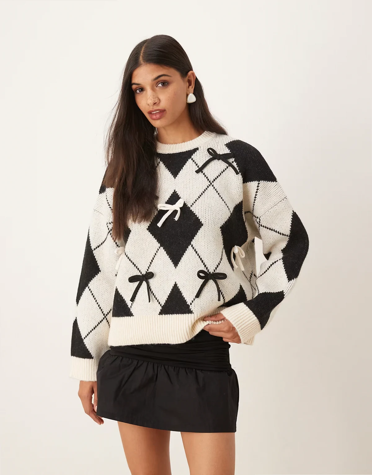 bow placement argyle sweater in black