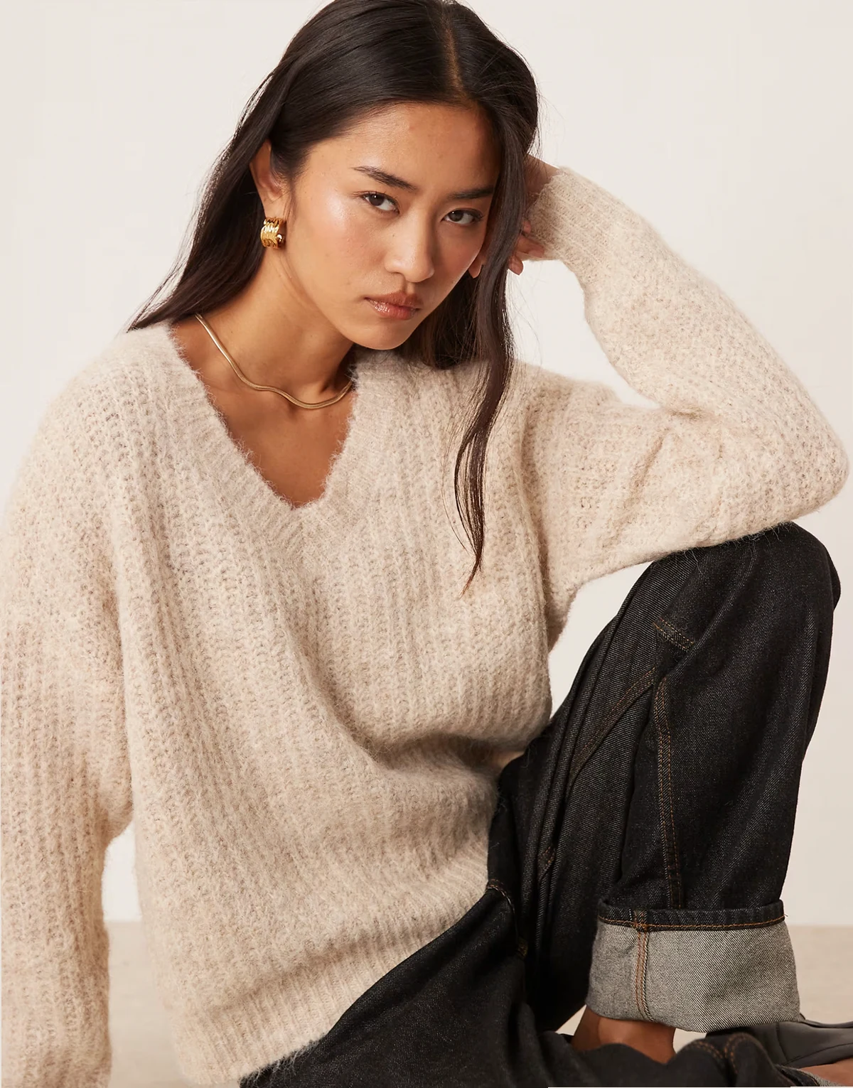 – Flauschiger Oversize-Pullover aus Strick in Creme mit V-Ausschnitt