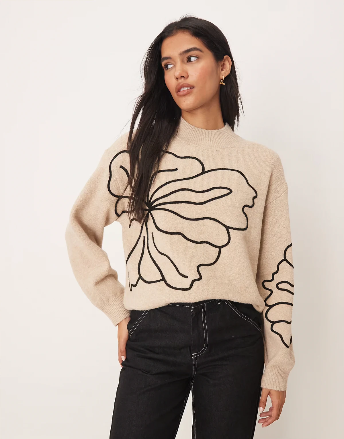 – Beżowy sweter z kwiatowym, wyszywanym wzorem