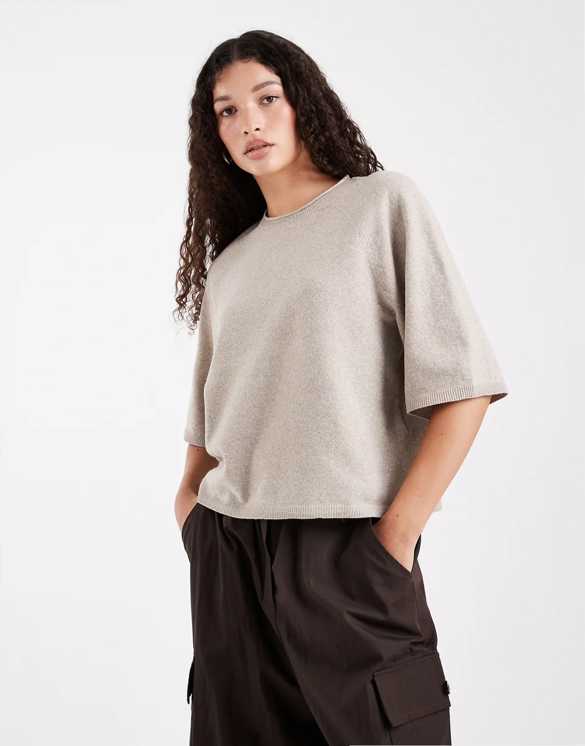 – Kurzärmliges, kastiges Strickoberteil in Beige