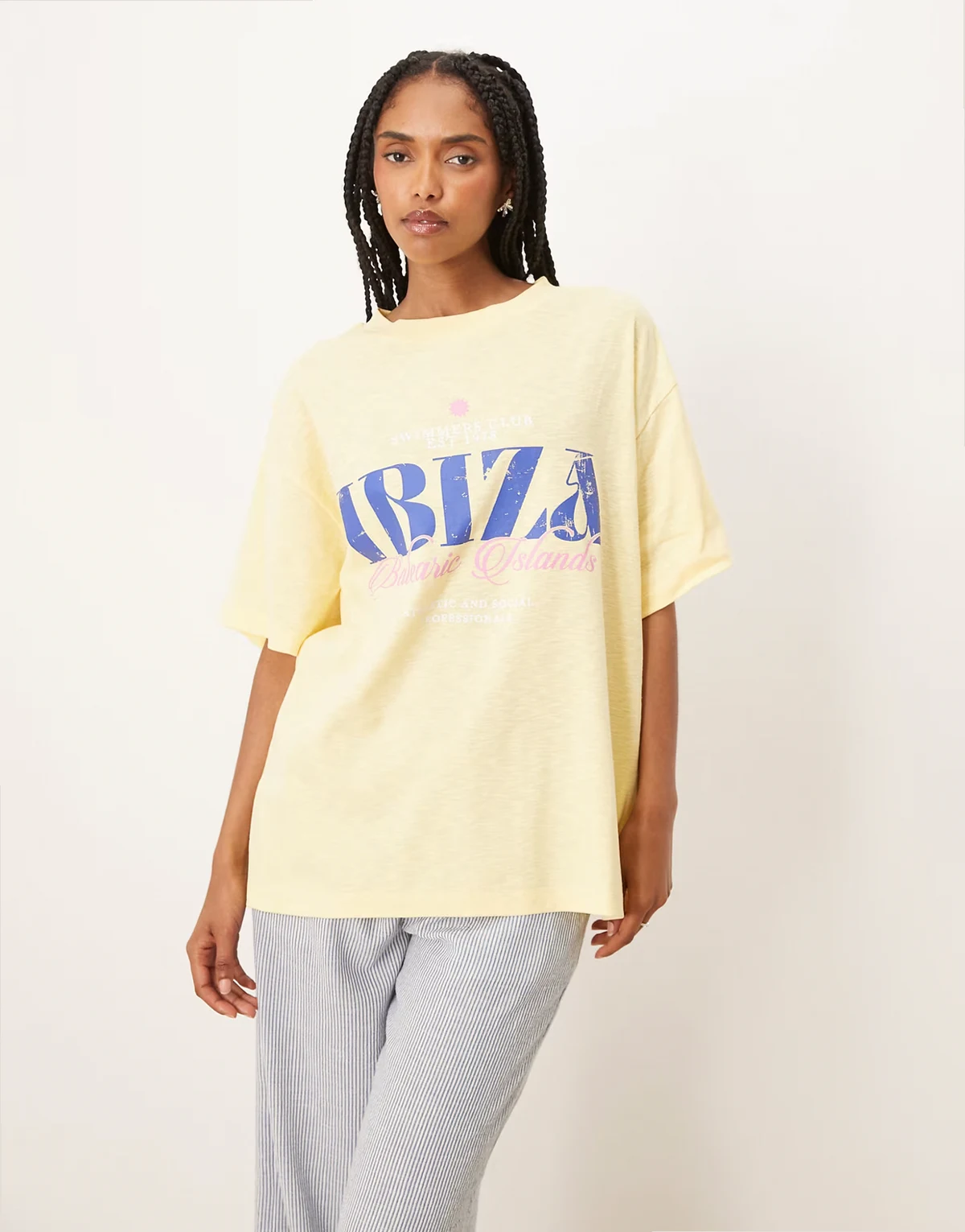 – Żółty fakturowany T-shirt oversize z grafiką z napisem „Ibiza”