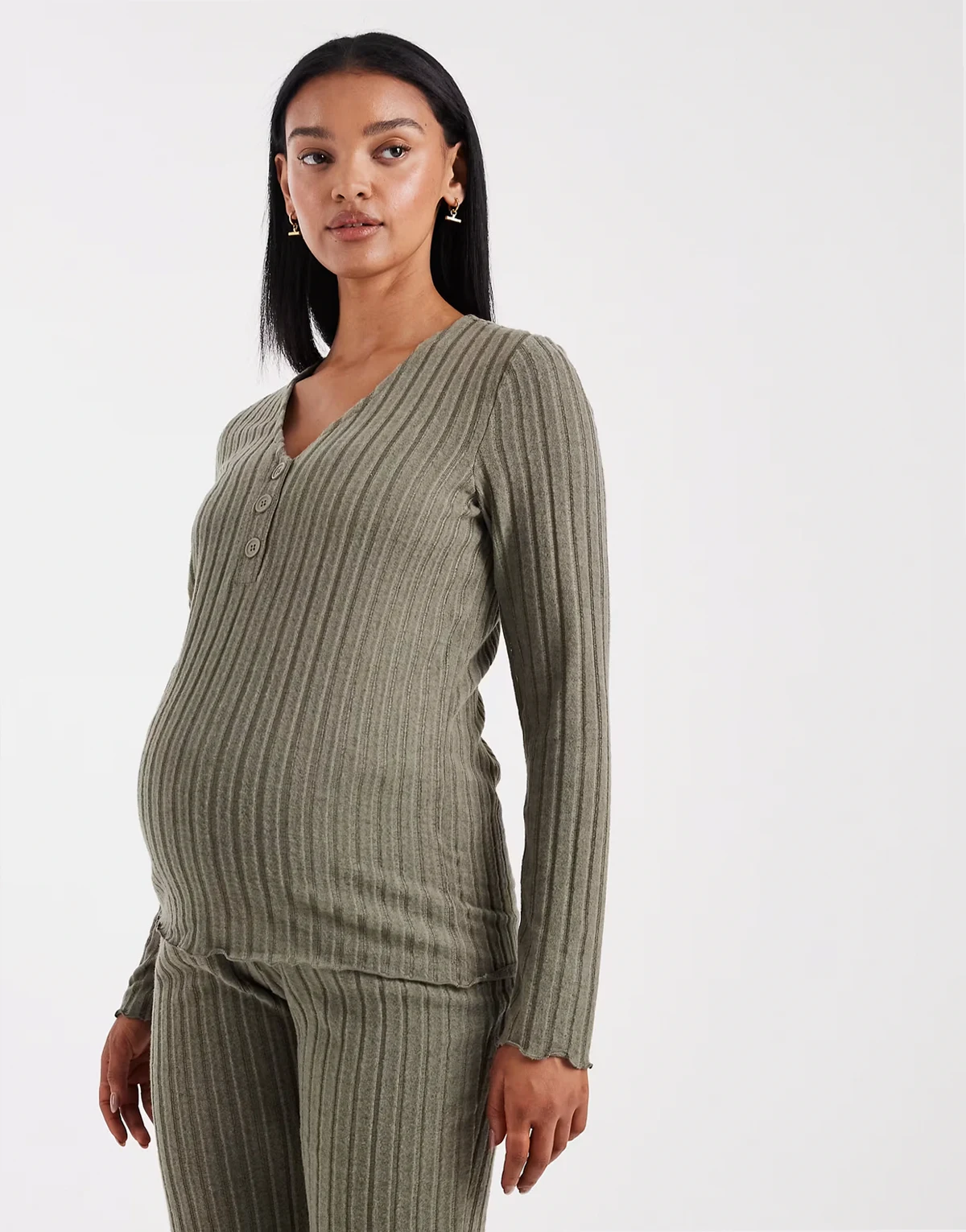 Mamalicious Maternity – Henley-Oberteil aus superweichem Rippstrick in Khaki mit Stilloption, Kombiteil
