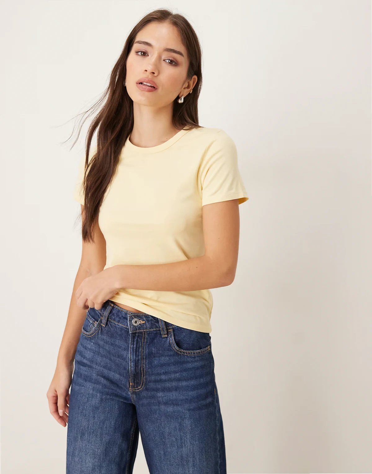 – Jasnożółty, dopasowany T-shirt