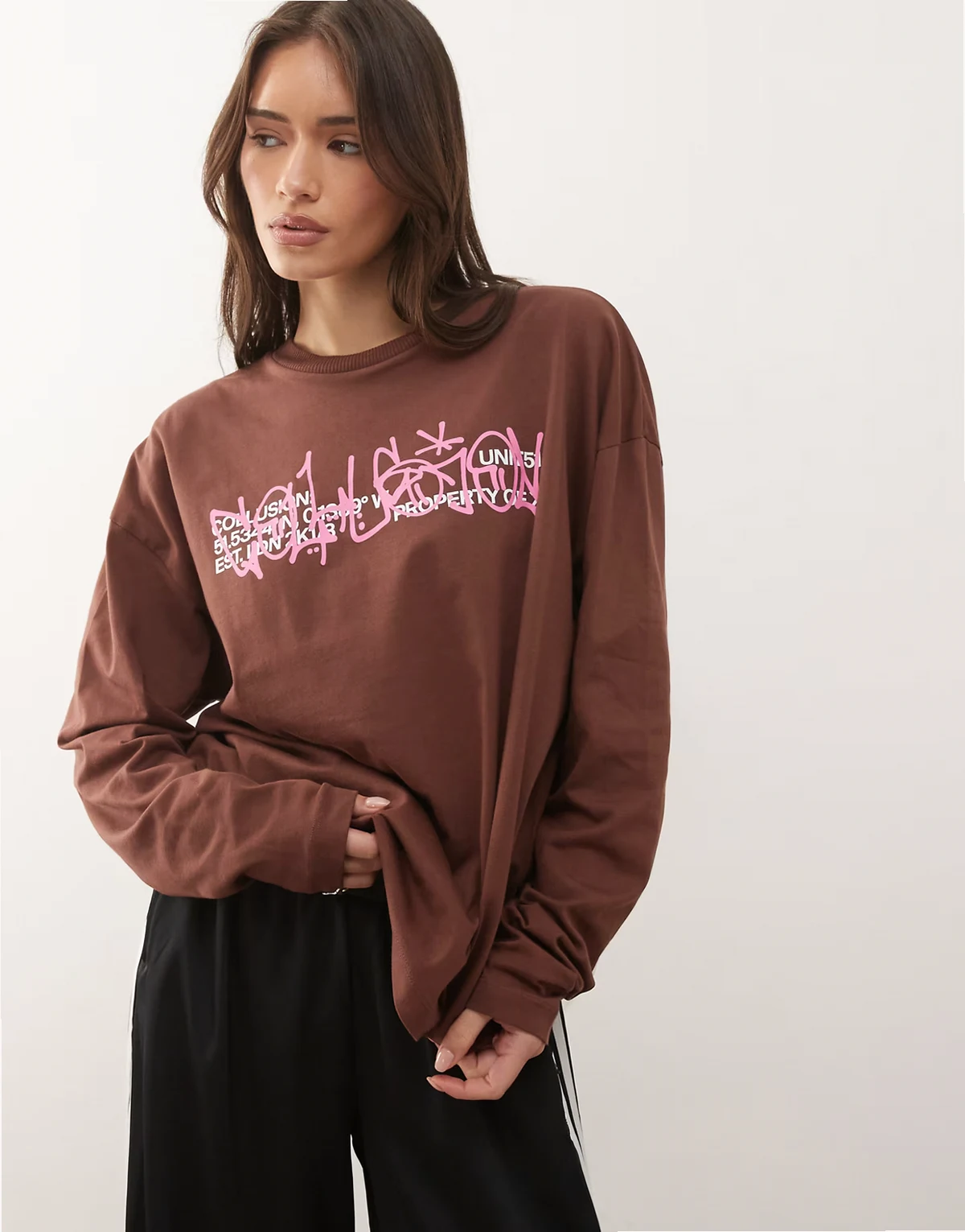 – Langärmliges T-Shirt in Schokobraun mit Grafik
