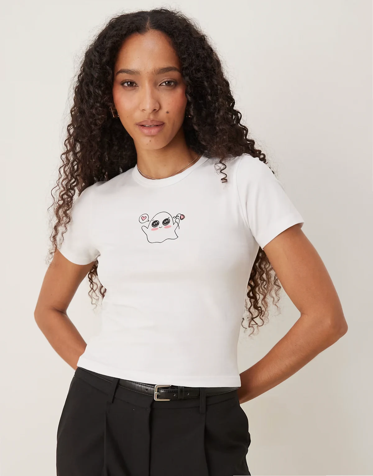 – Krótki biały T-shirt z nadrukiem z uroczym duszkiem