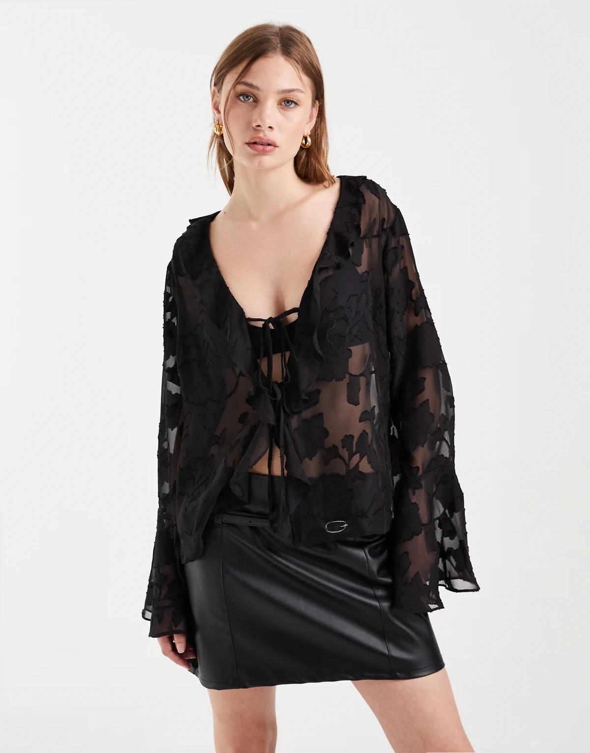 – Czarny prześwitujący top z wiązaniem z przodu w kwiatowy wzór