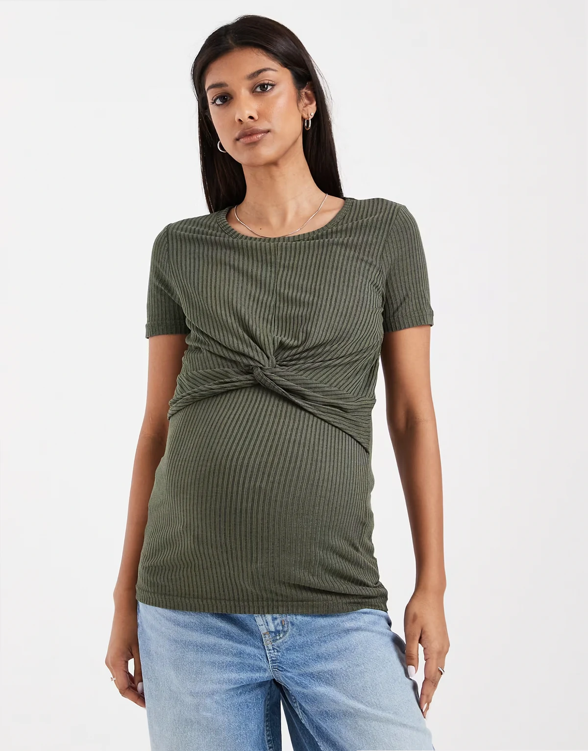Mamalicious Maternity – T-Shirt aus geripptem Jersey in dunklem Khaki mit verdrehter Vorderseite