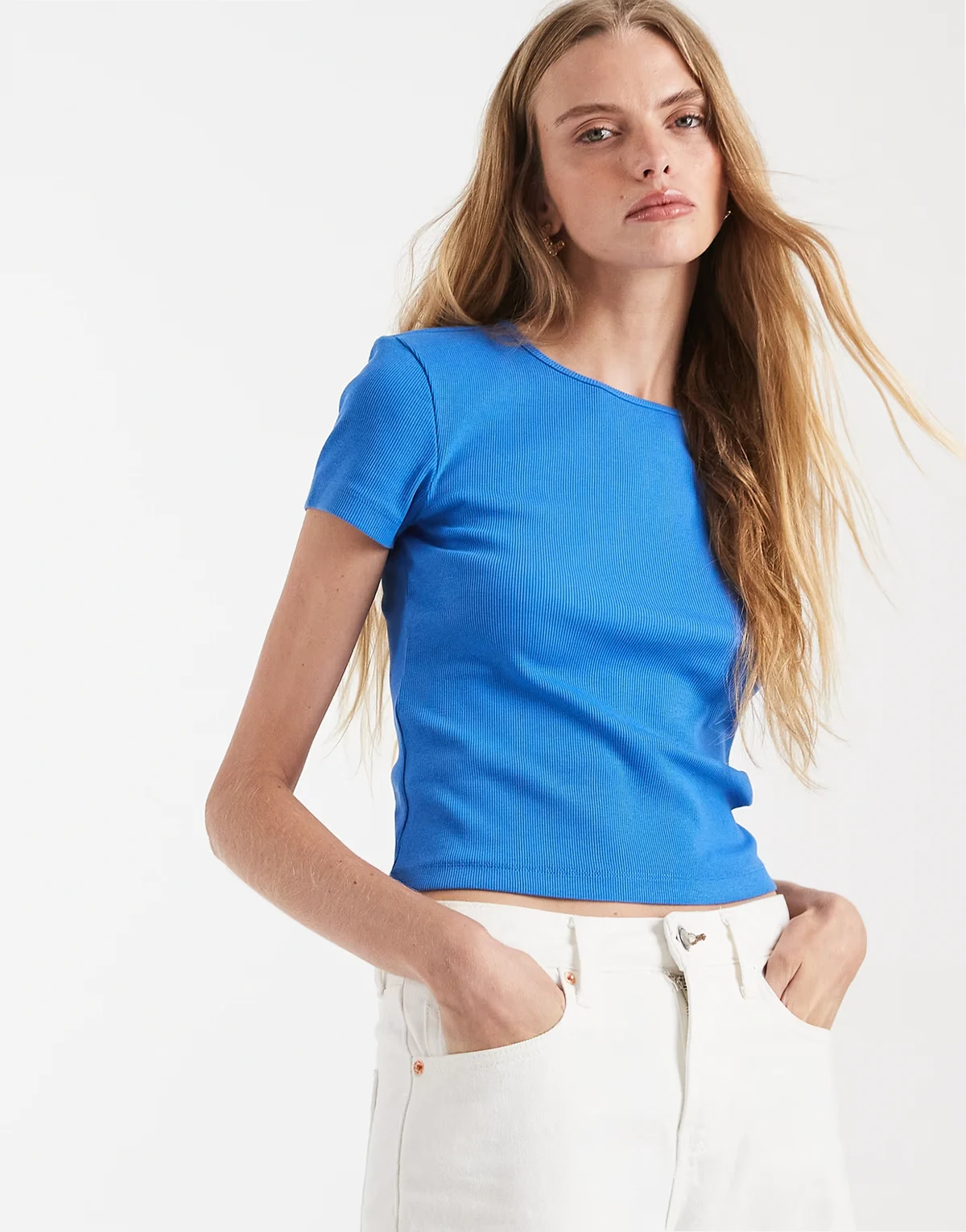 – Geripptes T-Shirt in Nebulas Blau mit Rundhalsausschnitt