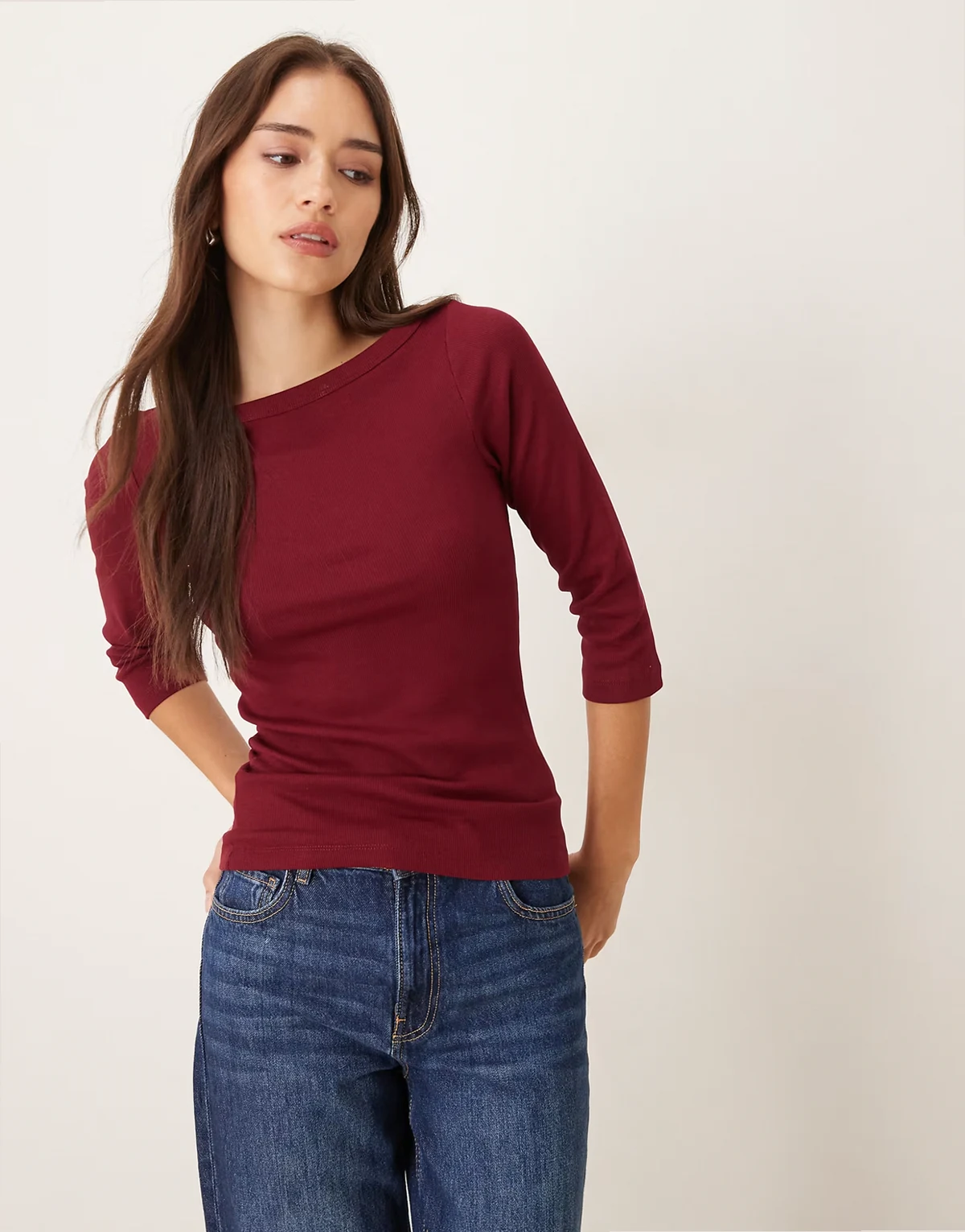 – Fifi – Bordowy T-shirt z długimi rękawami i dekoltem w łódkę